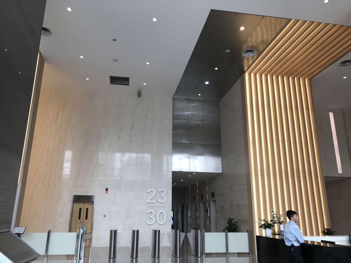 杭州钱塘ONE公寓是位于杭州钱塘新区核心地段的高端住宅项目，凭借其优越的地理位置、完善的配套设施和现代化的设计理念，迅速成为众多购房者的首选。作为一线销售人员，我深知这个楼盘的独特魅力，今天就带您深入了解这个充满潜力的居住选择。