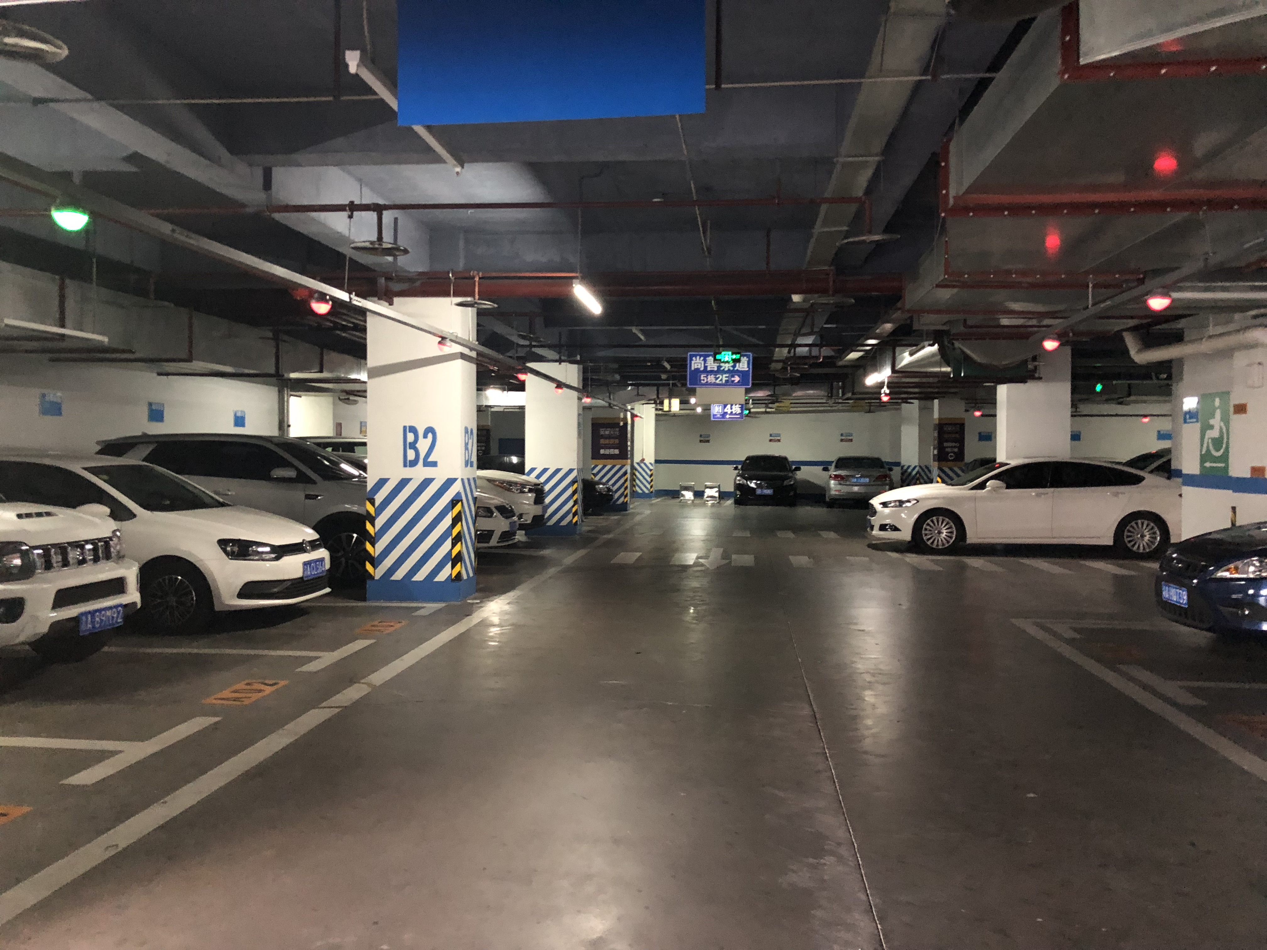 杭州钱塘ONE公寓是位于杭州钱塘新区核心地段的高端住宅项目，凭借其优越的地理位置、完善的配套设施和现代化的设计理念，迅速成为众多购房者的首选。作为一线销售人员，我深知这个楼盘的独特魅力，今天就带您深入了解这个充满潜力的居住选择。