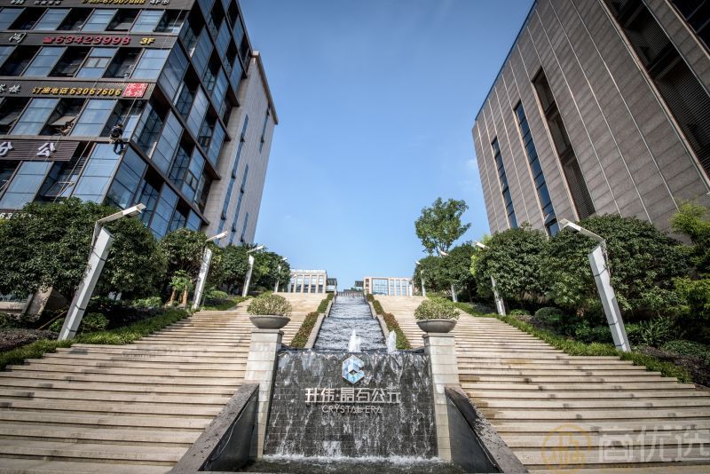 无锡槐树巷，作为无锡市内一个备受关注的住宅区域，近年来因其独特的地段优势和完善的配套设施，吸引了大量购房者的目光。槐树巷不仅地理位置优越，而且周边生活便利，是众多家庭理想的选择。在这里，你可以享受到城市繁华与宁静生活的完美结合，无论是通勤还是休闲，都能得到很好的满足。