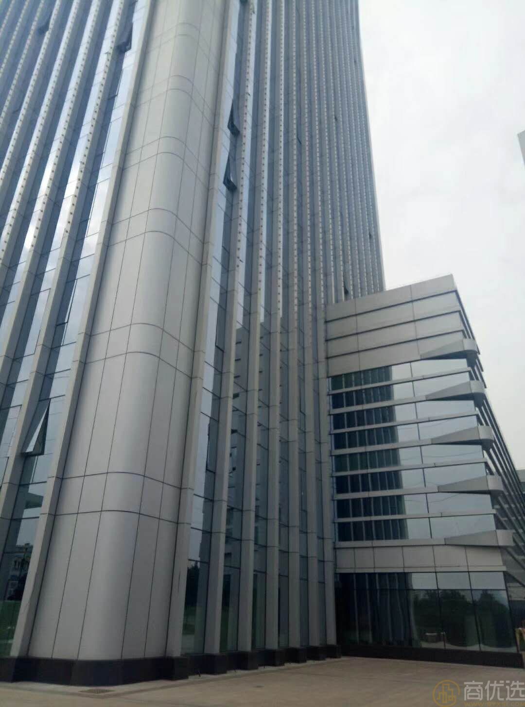 西安华城万象,位于城市发展的核心地段,是一个集居住、商业、休闲于一体的综合性高端住宅项目。项目周边交通便利,生活配套完善,环境优美,是众多购房者关注的焦点。无论是从地理位置还是整体规划来看,西安华城万象都具备极高的投资与居住价值。