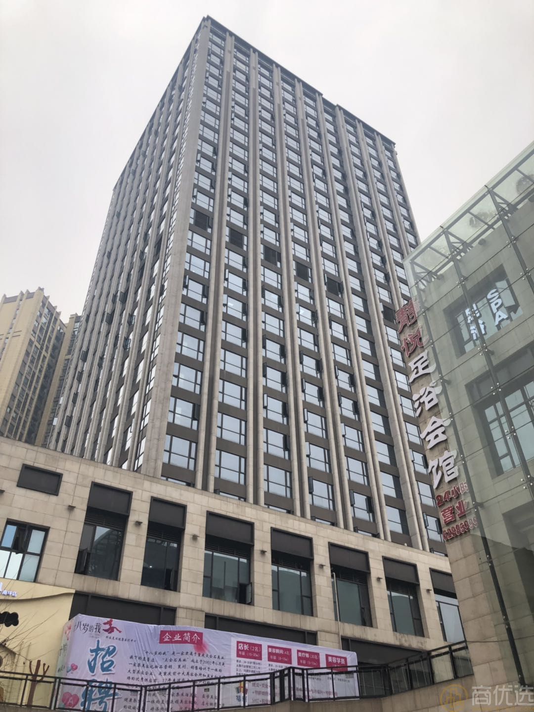 西安华城万象,位于城市发展的核心地段,是一个集居住、商业、休闲于一体的综合性高端住宅项目。项目周边交通便利,生活配套完善,环境优美,是众多购房者关注的焦点。无论是从地理位置还是整体规划来看,西安华城万象都具备极高的投资与居住价值。