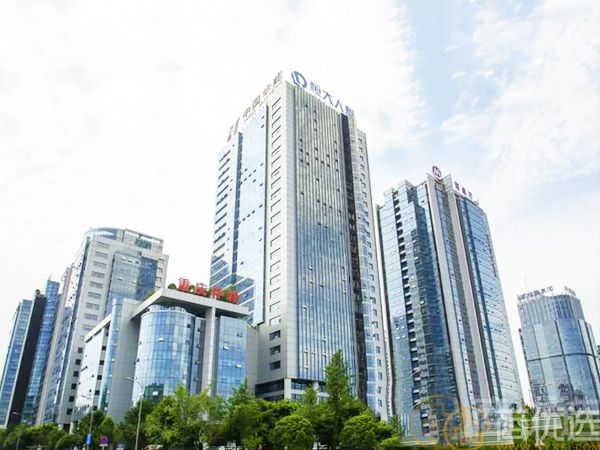 南昌济民可信艾溪康桥商住楼是一个集居住、商业、休闲于一体的高品质住宅项目，位于南昌市高新开发区核心地段，周边配套完善，交通便利，是城市新兴发展的热门区域。项目以“宜居、宜商、宜生活”为核心理念，致力于打造一个现代化、智能化的高品质社区，满足不同家庭和企业的需求。