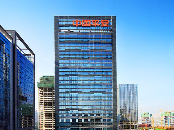 深圳万科滨海云中心，位于深圳市南山区核心地段，是集高端住宅、商业配套与优质教育于一体的城市综合体。项目依托滨海大道的便捷交通网络，周边环绕多个成熟社区与商业中心，地理位置优越，发展潜力巨大。作为万科地产精心打造的标杆项目，滨海云中心不仅在建筑设计上追求极致，更在生活配套与环境营造上展现出卓越品质，成为众多购房者关注的焦点。