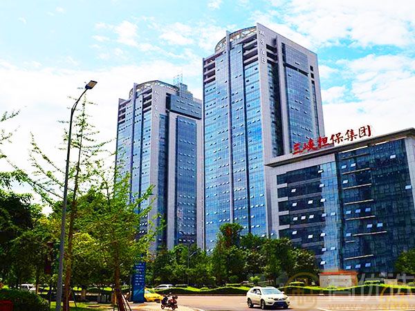 广州彩虹楼，位于城市繁华与宁静的交汇点，是一个集宜居、便利与品质于一体的高端住宅项目。这里不仅拥有优越的地理位置，还融合了现代都市生活所需的各项配套，是许多家庭理想的选择。