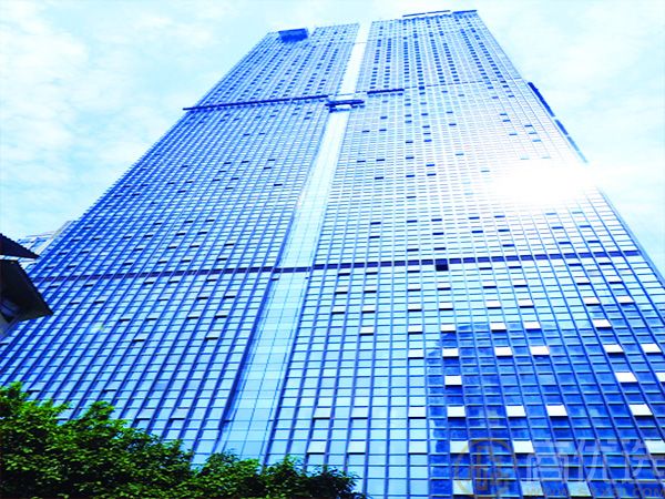 广州彩虹楼，位于城市繁华与宁静的交汇点，是一个集宜居、便利与品质于一体的高端住宅项目。这里不仅拥有优越的地理位置，还融合了现代都市生活所需的各项配套，是许多家庭理想的选择。