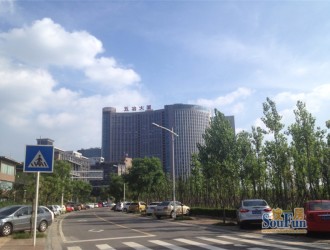 成都名著司南商铺，位于城市核心地段，是集商业、居住、休闲于一体的高端综合体项目。这里不仅拥有完善的配套设施，还具备便捷的交通网络和优越的地理位置，是投资与自用的理想选择。