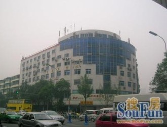 广州保利·天汇，位于天河区核心地段，是集品质住宅、便捷交通与完善配套于一体的高端住宅项目。作为保利地产的匠心之作，天汇不仅承载着城市发展的脉搏，更以现代化的设计理念和人性化的居住体验，成为广州楼市中备受瞩目的焦点。