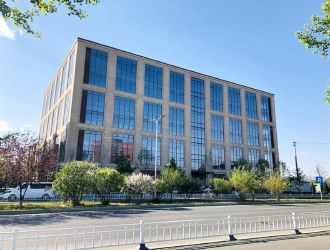 南昌恒茂国际华城商铺是位于南昌市红谷滩区的一处优质商业综合体，凭借其优越的地段、完善的配套和良好的投资价值，成为众多投资者和商户关注的焦点。项目紧邻地铁1号线和2号线，交通便利，周边生活设施齐全，是集购物、餐饮、娱乐于一体的繁华商圈。无论是自用还是出租，都是不可多得的商业选择。