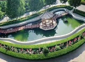 南昌恒茂国际华城商铺是位于南昌市红谷滩区的一处优质商业综合体，凭借其优越的地段、完善的配套和良好的投资价值，成为众多投资者和商户关注的焦点。项目紧邻地铁1号线和2号线，交通便利，周边生活设施齐全，是集购物、餐饮、娱乐于一体的繁华商圈。无论是自用还是出租，都是不可多得的商业选择。