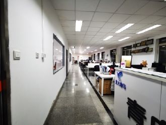 青岛信达金地蓝庭，位于青岛市城阳区核心地段，是一个集居住、休闲、教育、商业于一体的高品质住宅小区。项目周边环境优美，交通便利，配套设施完善，是众多购房者的理想选择。