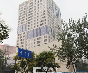 苏州众泾花园，位于苏州市吴中区核心地段，是一个集居住、休闲、教育、商业于一体的高品质住宅小区。项目周边交通便利，生活配套齐全，环境优美，是许多家庭理想的购房选择。无论是从地理位置还是整体规划来看，苏州众泾花园都具备极高的性价比和投资价值，吸引了大量购房者前来咨询和购买。
