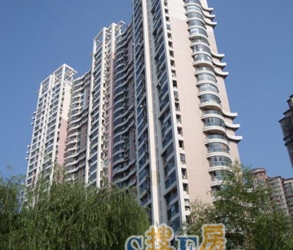 南昌洪都钢厂宿舍是位于南昌市东湖区的一个老城区住宅小区，随着城市的发展，这里逐渐成为许多市民青睐的居住选择。作为曾经的工业区，洪都钢厂宿舍承载着一代人的记忆，如今经过改造升级，焕发出新的活力。小区周边生活配套齐全，交通便利，环境宜人，是一个适合家庭居住的理想之地。无论是自住还是投资，这里都有着较高的性价比和升值潜力。