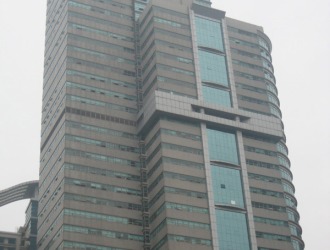 无锡春申路小区，位于无锡市核心地段，是一个集居住、商业、教育、医疗于一体的高品质住宅区。作为近年来备受关注的热门楼盘之一，春申路小区凭借其优越的地理位置、完善的配套设施和舒适的居住环境，吸引了大量购房者的目光。无论是自住还是投资，这里都是一个值得考虑的选择。