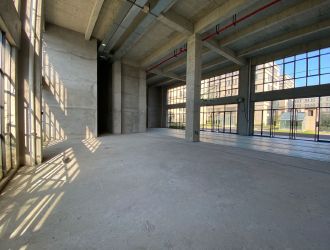无锡春晖新村，位于无锡市滨湖区的核心地段，是一个集居住、休闲、教育、商业于一体的成熟社区。小区环境优美，绿化率高，周边配套设施完善，交通便利，是许多家庭理想的购房选择。无论是刚需购房者还是改善型买家，都能在这里找到适合自己的理想家园。
