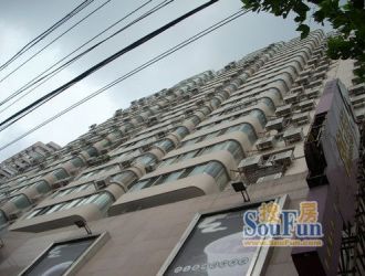 天津合众大厦写字楼，位于天津市核心地段，是集商务办公、商业配套于一体的高端写字楼项目，凭借其优越的地理位置和完善的配套设施，成为众多企业首选的办公场所。