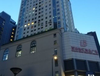 成都汇融达令港，位于成都市成华区核心地段，是一个集高端住宅、商业配套与生态园林于一体的现代化复合型社区。项目依托城市主干道，交通便利，周边生活配套齐全，是近年来成都楼市中备受关注的热点楼盘。