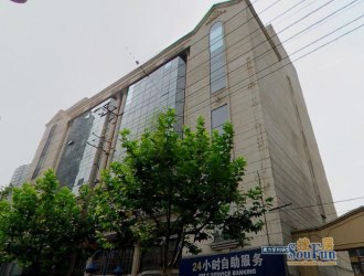 深圳仁恒峦山美地，位于深圳市南山区的核心地段，是一个集高端住宅、完善配套和优质环境于一体的精品楼盘。作为仁恒集团在南山的又一力作，该楼盘以其优越的地理位置、精致的建筑设计以及完善的社区服务，吸引了众多购房者的关注。