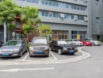 深圳云科府，作为南山区新兴的高端住宅项目，凭借其优越的地段、完善的配套和现代化的设计理念，迅速成为购房者关注的焦点。项目位于南山区高新科技园核心区域，周边交通便利，生活配套成熟，是追求品质生活的理想选择。
