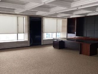 青岛两埠岸社区是青岛近年来备受关注的新兴住宅区之一，位于城市发展的核心地带，集自然环境、便利交通和优质配套于一体。作为一线房产销售人员，我深知两埠岸社区的独特魅力，它不仅拥有优美的生态环境，还具备完善的居住功能，是现代都市人理想的生活选择。无论是投资还是自住，这里都能满足不同人群的需求。