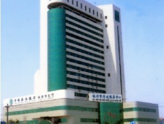 青岛两埠岸社区是青岛近年来备受关注的新兴住宅区之一，位于城市发展的核心地带，集自然环境、便利交通和优质配套于一体。作为一线房产销售人员，我深知两埠岸社区的独特魅力，它不仅拥有优美的生态环境，还具备完善的居住功能，是现代都市人理想的生活选择。无论是投资还是自住，这里都能满足不同人群的需求。