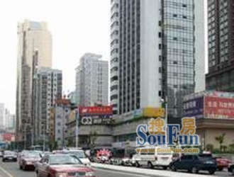 成都米兰小筑，位于成都市成华区，是一个集现代居住体验与自然生态于一体的高品质住宅小区。项目周边配套完善，交通便利，是城市中难得的宜居之地。