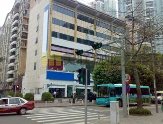 长沙鑫天大厦写字楼作为岳麓区核心地段的商务地标，凭借其优越的地理位置、完善的配套设施和优质的办公环境，成为众多企业投资置业的首选。无论是初创公司还是大型企业，这里都能提供一个高效、便捷、充满活力的办公空间。
