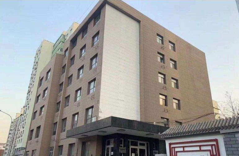 武汉复地东湖国际商铺是位于武汉东湖高新区的核心商业项目，凭借其优越的地段、完善的配套和良好的投资前景，成为众多投资者关注的焦点。该项目不仅地理位置优越，而且周边生活便利，交通便捷，是集商业、居住、休闲于一体的综合性社区，为商铺投资提供了广阔的发展空间。