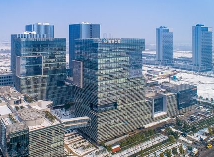 青岛华骏大厦坐落于青岛市核心地段，是集商业、办公、居住于一体的综合性高端楼盘。项目周边交通便利，生活配套齐全，环境优美，深受购房者的青睐。无论是投资还是自住，青岛华骏大厦都具备极高的价值和潜力，是城市中心不可多得的优质选择。