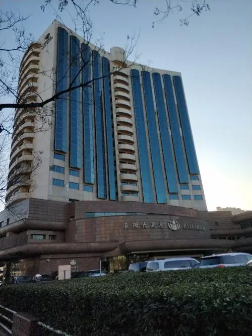青岛华骏大厦坐落于青岛市核心地段，是集商业、办公、居住于一体的综合性高端楼盘。项目周边交通便利，生活配套齐全，环境优美，深受购房者的青睐。无论是投资还是自住，青岛华骏大厦都具备极高的价值和潜力，是城市中心不可多得的优质选择。