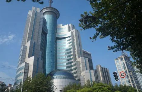 济南标山小区位于济南市历下区，是近年来备受关注的高品质住宅项目之一。该小区地处城市核心地段，周边配套完善，交通便利，环境优美，深受购房者的青睐。无论是自住还是投资，标山小区都是一个值得考虑的选择。