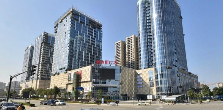 郑州白天鹅胡同是近年来备受关注的热门楼盘之一，位于城市核心地段，凭借其优越的地理位置和完善的配套设施，成为众多购房者心中的理想选择。白天鹅胡同不仅拥有便捷的交通网络，还融合了现代生活所需的各类资源，为住户提供了一个舒适、便利的生活环境。无论是自住还是投资，这里都是一个值得考虑的优质选项。