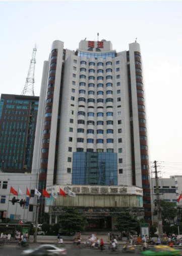 深圳宏发君域，位于龙岗区核心地段，是一个集品质住宅、完善配套与便捷交通于一体的高端住宅项目，凭借其优越的地理位置和优质的居住环境，成为众多购房者关注的焦点。