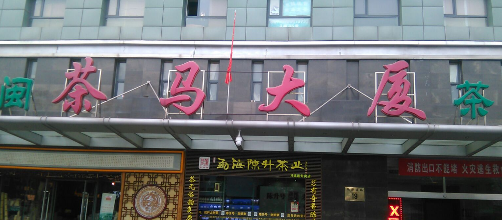 深圳宏发君域，位于龙岗区核心地段，是一个集品质住宅、完善配套与便捷交通于一体的高端住宅项目，凭借其优越的地理位置和优质的居住环境，成为众多购房者关注的焦点。